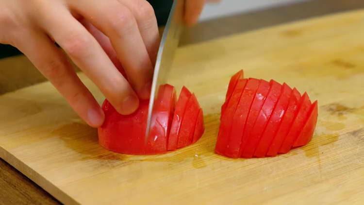 tagliare il pomodoro a fette