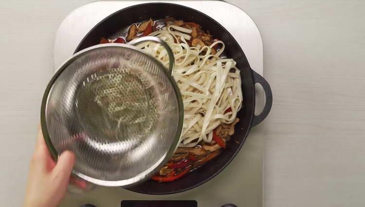 mettere le tagliatelle in una padella